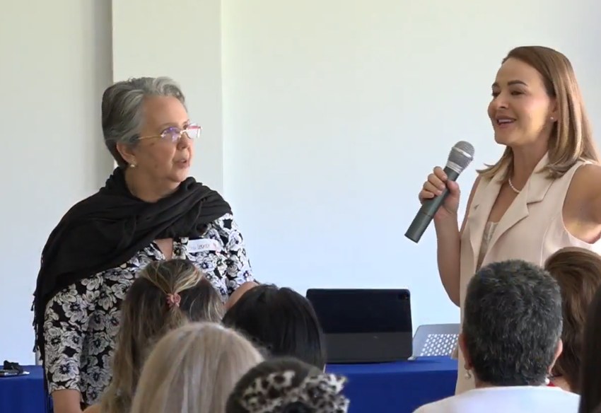 Ana Leonor conversando en un encuentro sobre menopausia