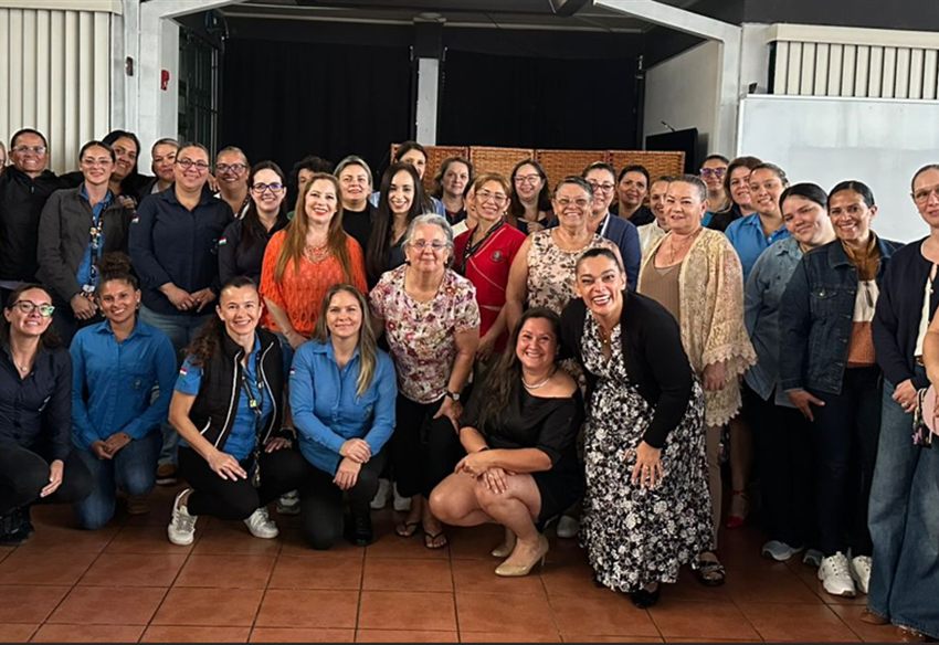 Grupo de participantes junto a Ana Leonor tras una charla sobre menopausia