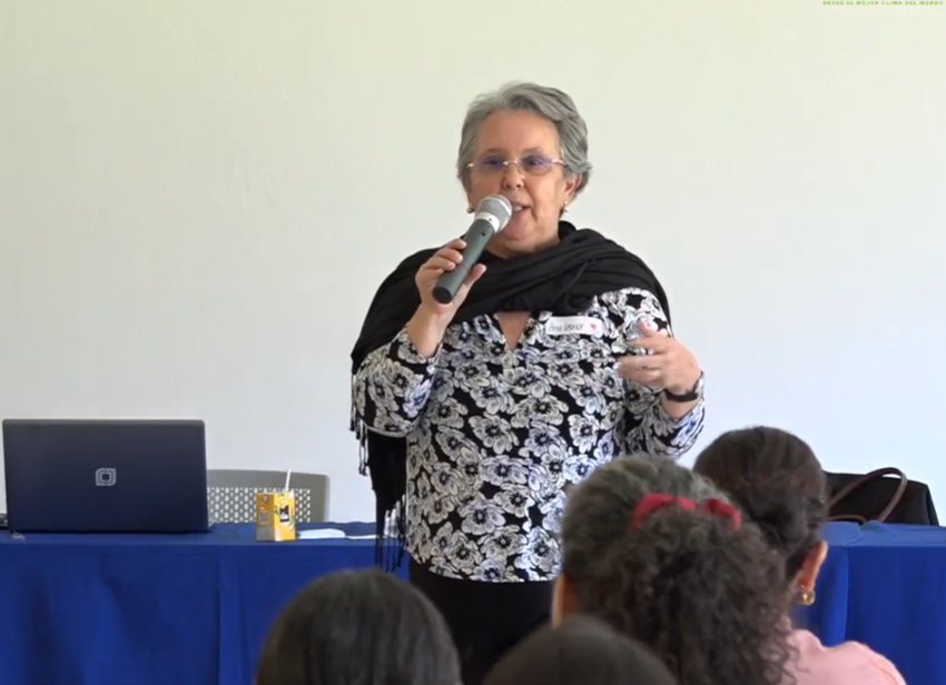 Ana Leonor Ramírez impartiendo una charla sobre menopausia